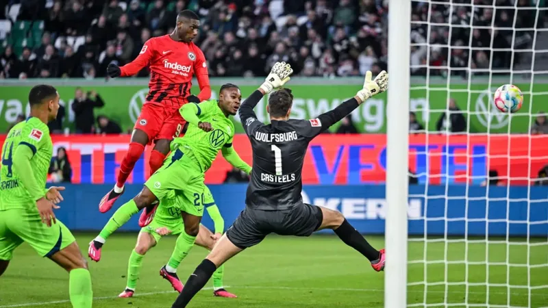 Cầu thủ Frankfurt với sức mạnh và tinh thần quyết tâm vượt qua phòng ngự của Wolfsburg