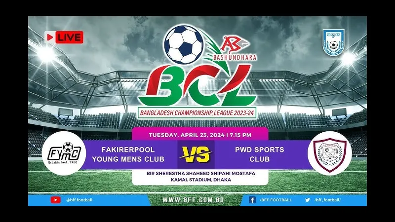 Cầu thủ của Fakierpool YMC chạy nhanh với bóng qua người hậu vệ của PWD Sports Club