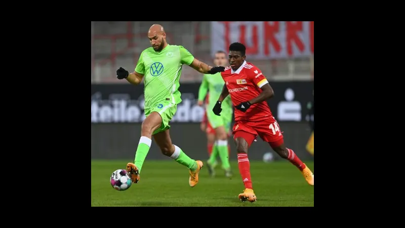 Cầu thủ của Wolfsburg dùng kỹ thuật đi bóng qua cầu thủ của Union Berlin. Cầu thủ của Wolfsburg dùng kỹ thuật đi bóng qua cầu thủ của Union Berlin.